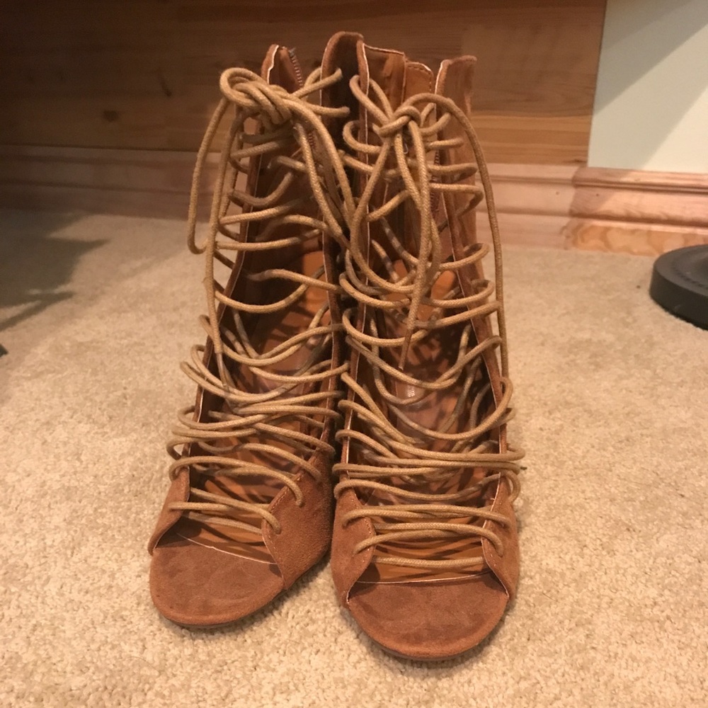 🎀👠NWOB CHARLOTTE RUSSE LACE-UP HEELS👠🎀